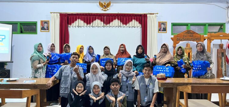 SOSIALISASI DAN DEMONSTRASI PENGELOLAAN SAMPAH RUMAH TANGGA, MASYARAKAT DESA BANJARDAWA SANGAT ANTUSIAS MENDAPATKAN KOMPOS BAG